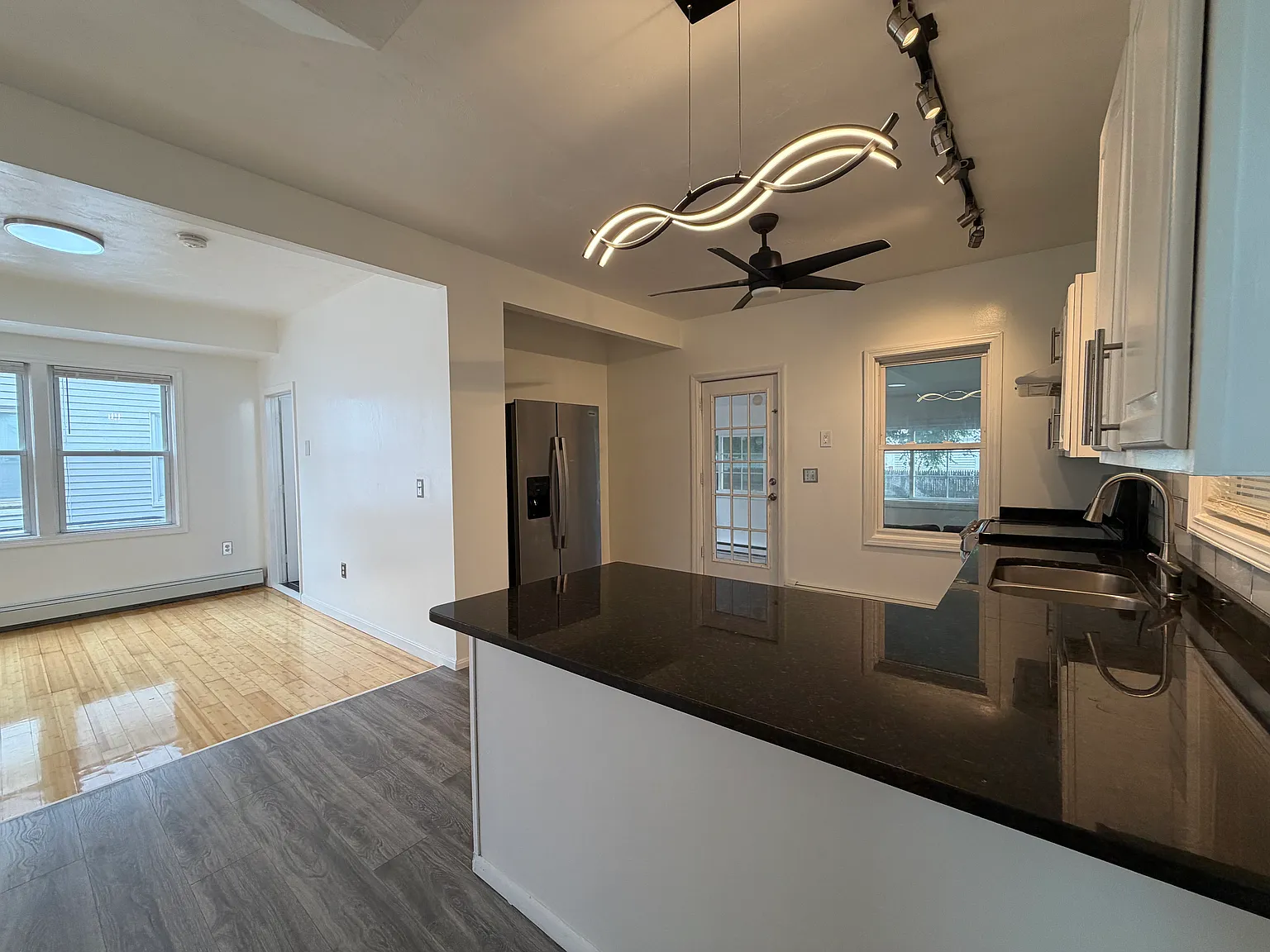 3 bed, 1292 sqft, $3,000 — Photo 4