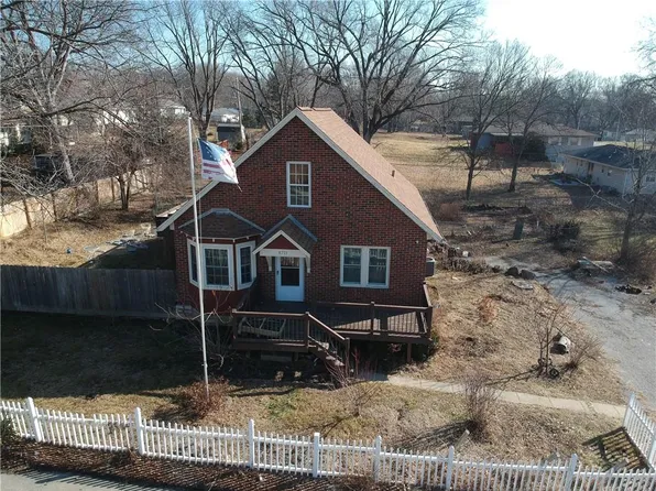 8711 N Oak Trafficway, Kansas City, MO 64155