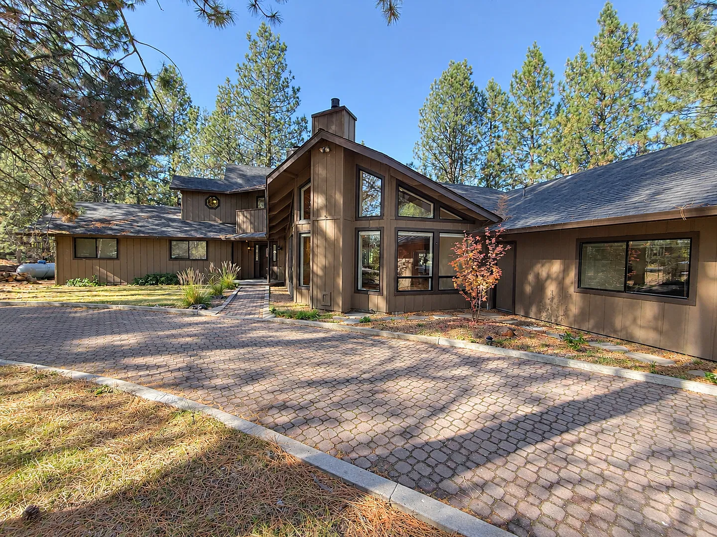 Stunning 3 Bed/2.5 Bath Home on the River with Mt. Bachelor Views - Riverbend Estates — Photo 1