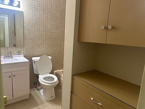 4th image of 633 Harris St