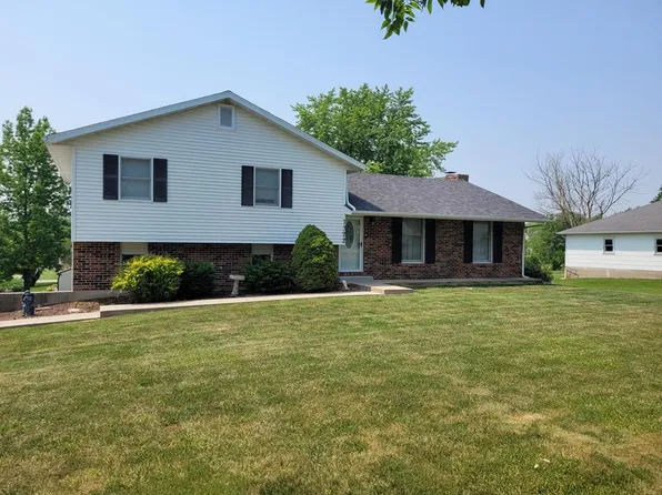 1322 E Briggs Dr, Macon, MO 63552