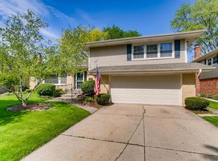 2110 N Pinetree Dr, Arlington Heights, IL 60004
