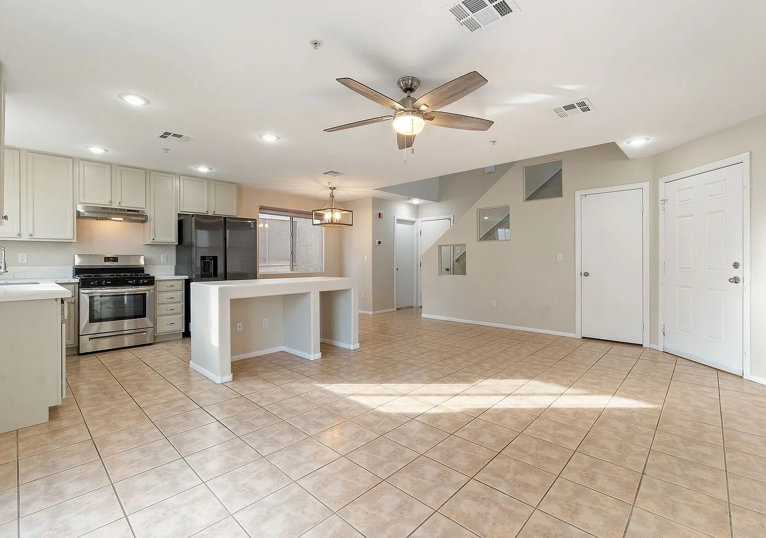 Stylish Gated Community 3 Bedroom Townhome with Solar & Community Amenities! — Photo 4