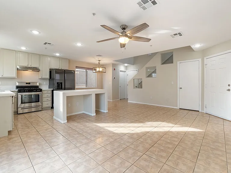 3211 Sunrise Cove Ave — Photo 4
