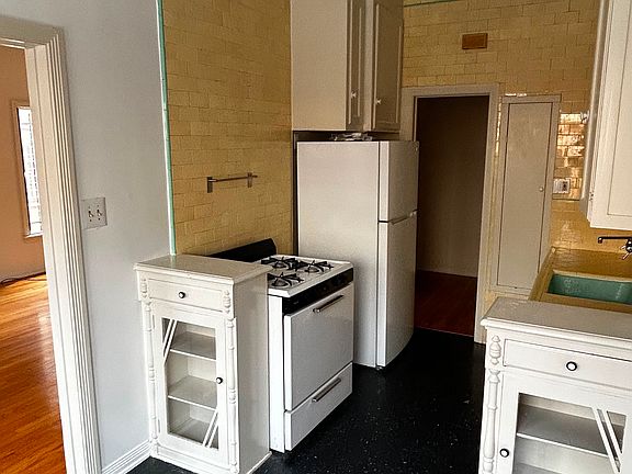 4th image of 636 S Dunsmuir Ave #103