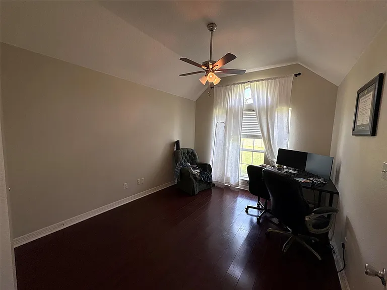 308 Williamsburg Ave — Photo 9