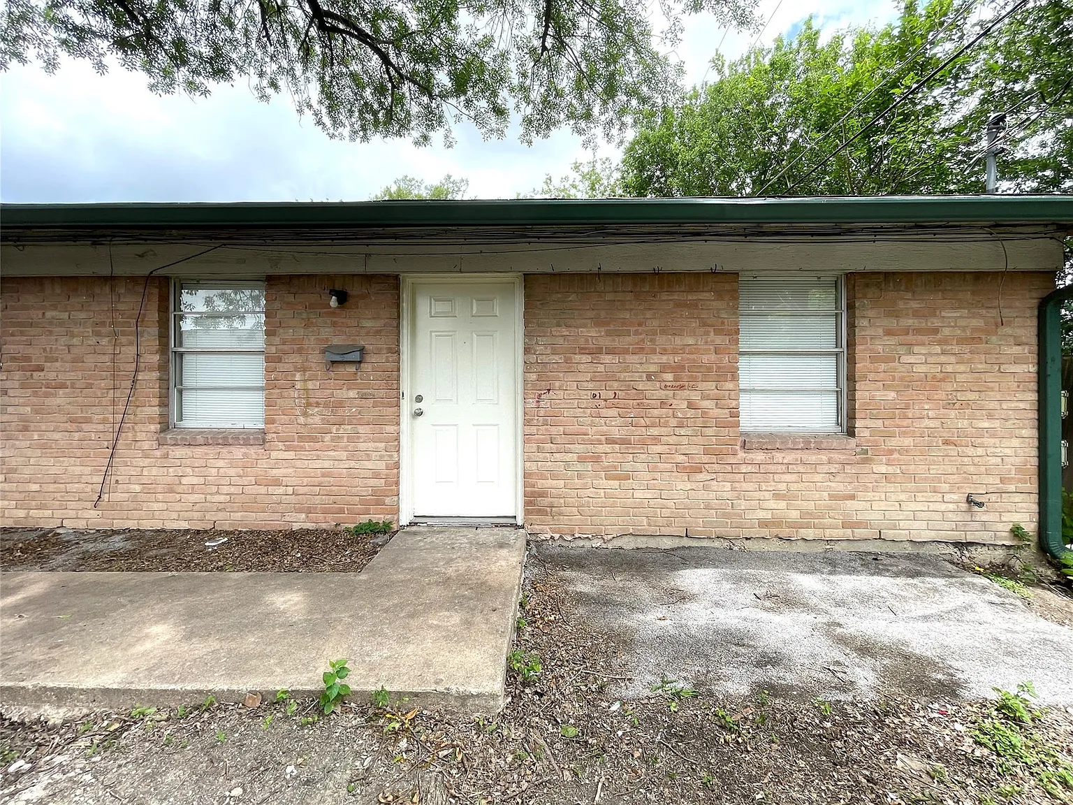 2 bed, 1.0 bath, 3570 sqft, $995 — Photo 1