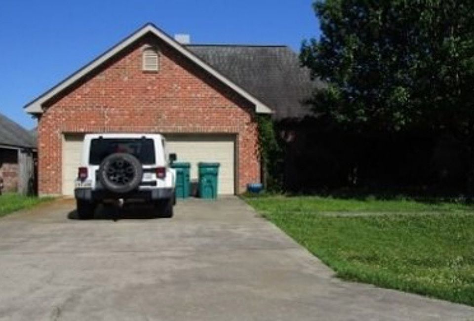 1st image of 210 Colchester Dr
