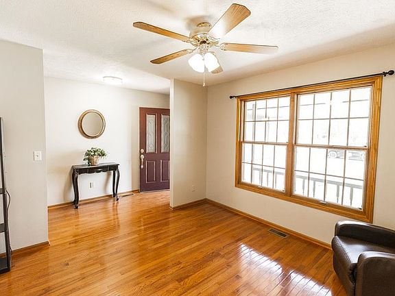 2nd image of 814 Post Oak Ln