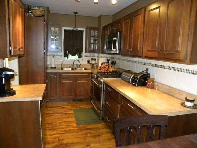 Kitchen also has eating area