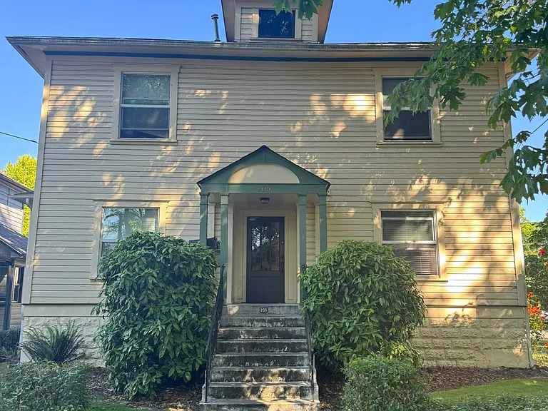 205 NW 11th St — Photo 1