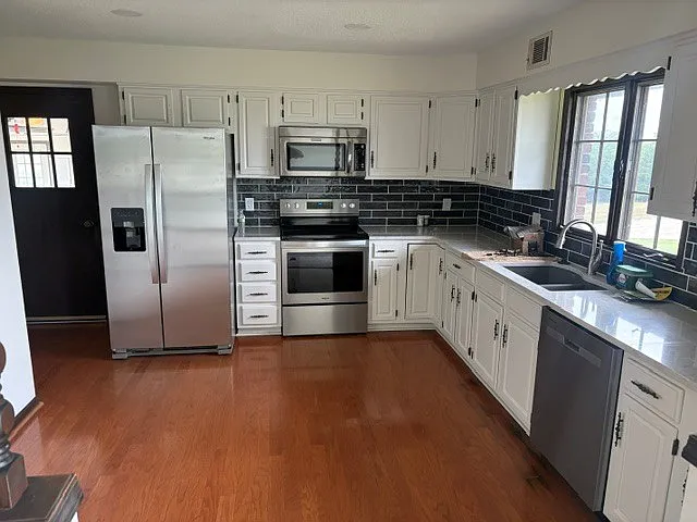 3 bed, 2884 sqft, $2,200 — Photo 4