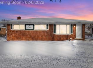 31358 Iroquois Dr, Warren, MI 48088