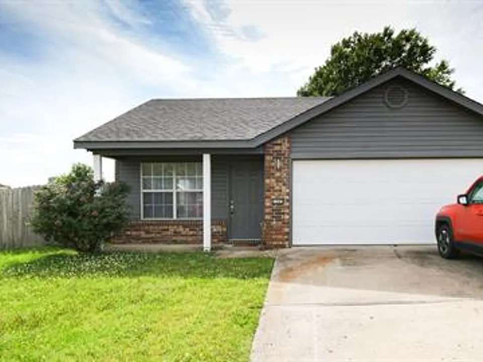 1243 S Oleander Ln