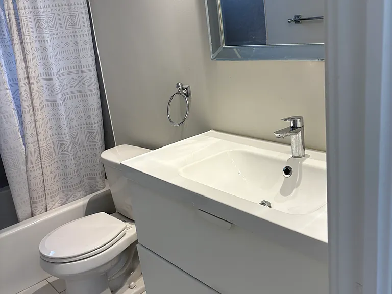 296 Woodroffe Ave #3 — Photo 2