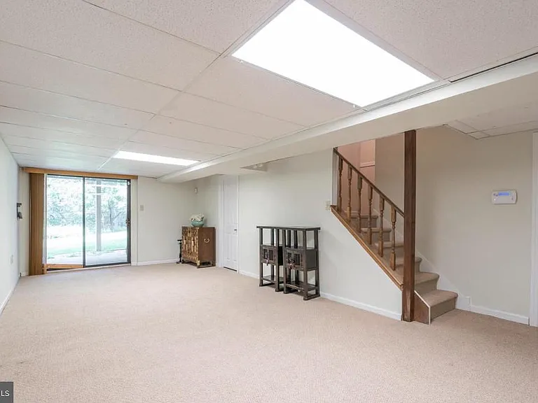 2074 Yorktown S — Photo 36