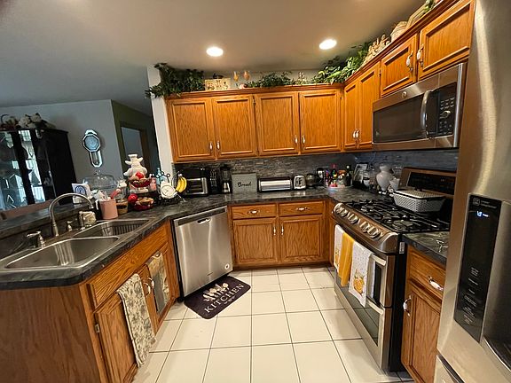 5th image of 382 Tamarack St