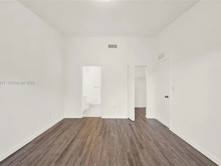 3385 NE 10th St #201 — Photo 8