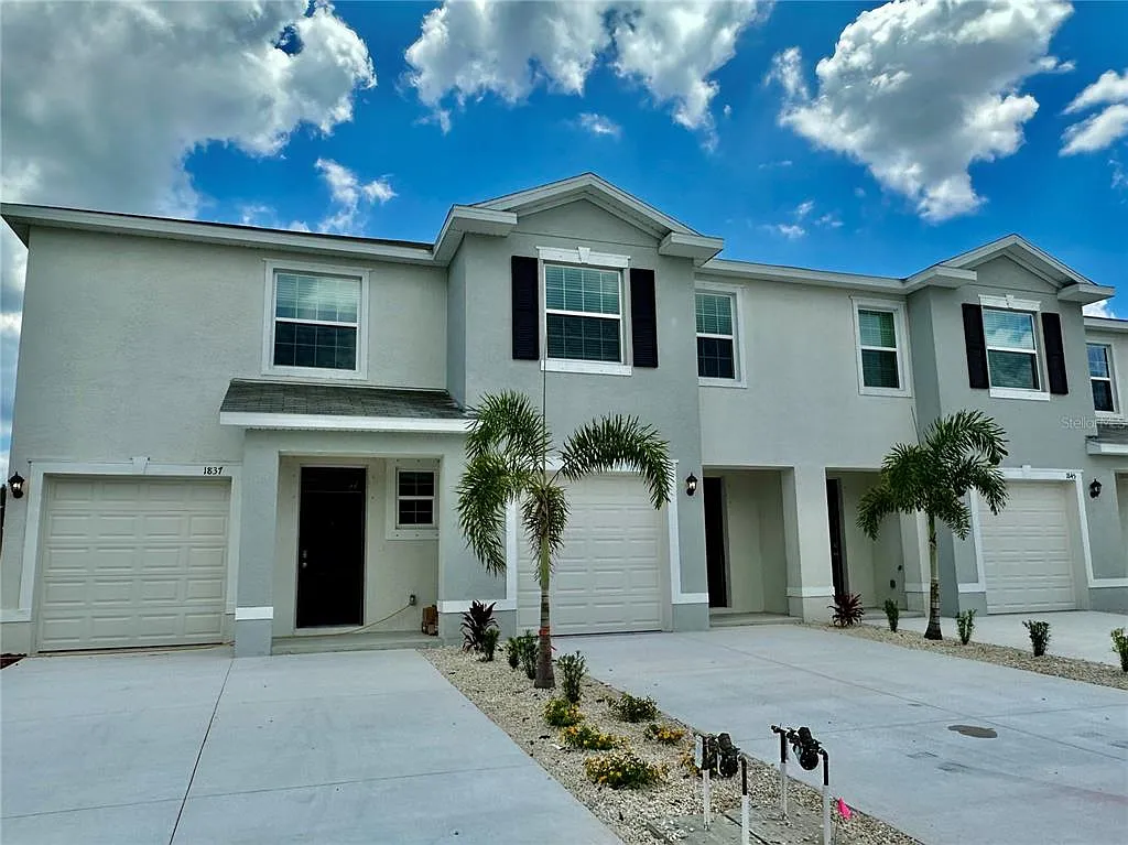 3 bed, 2.5 bath, 1662 sqft, $2,400 — Photo 1
