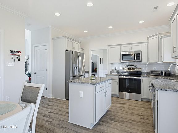 4th image of 611 Carmel Drive