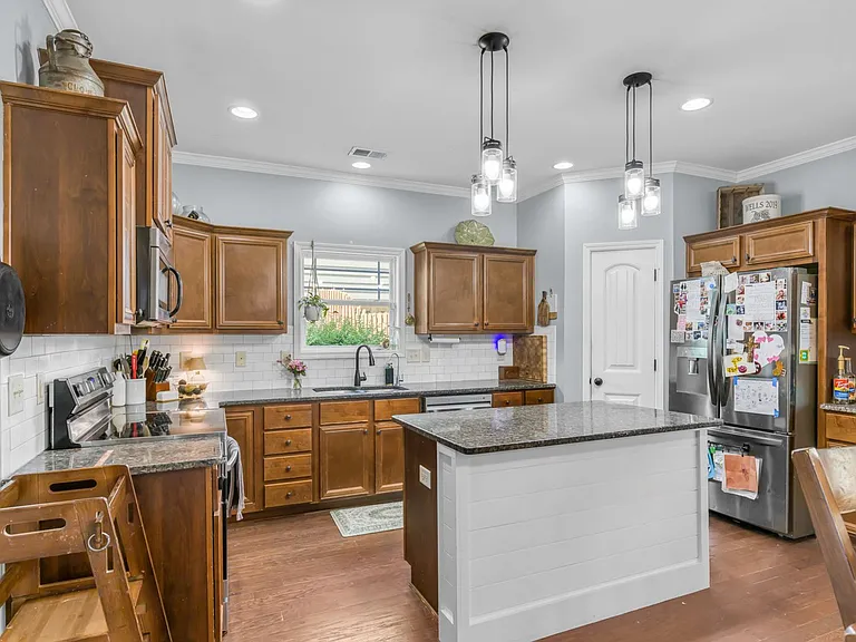 324 Frontier Cir — Photo 3
