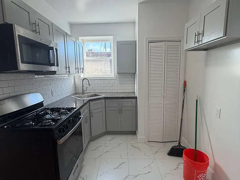 4908 Hudson Ave #17A — Photo 1