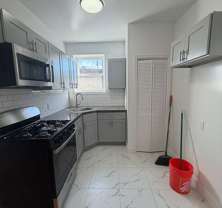 1st image of 4908 Hudson Ave #17A