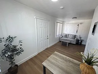 8901 1/2 Holmes Ave
