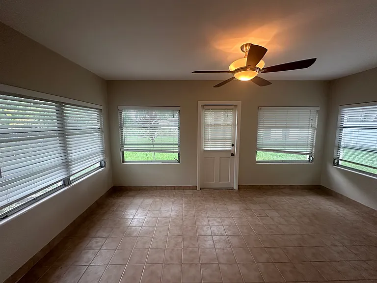 1720 Grove Dr — Photo 9
