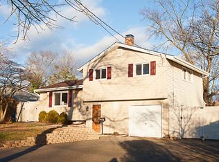 2909 Newport Ave, Medford, NY 11763