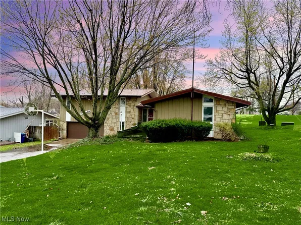 105 Cherry Valley Dr, Amherst, OH 44001