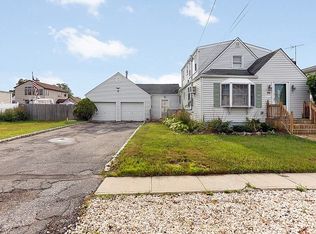 99 Surf Rd, Lindenhurst, NY 11757