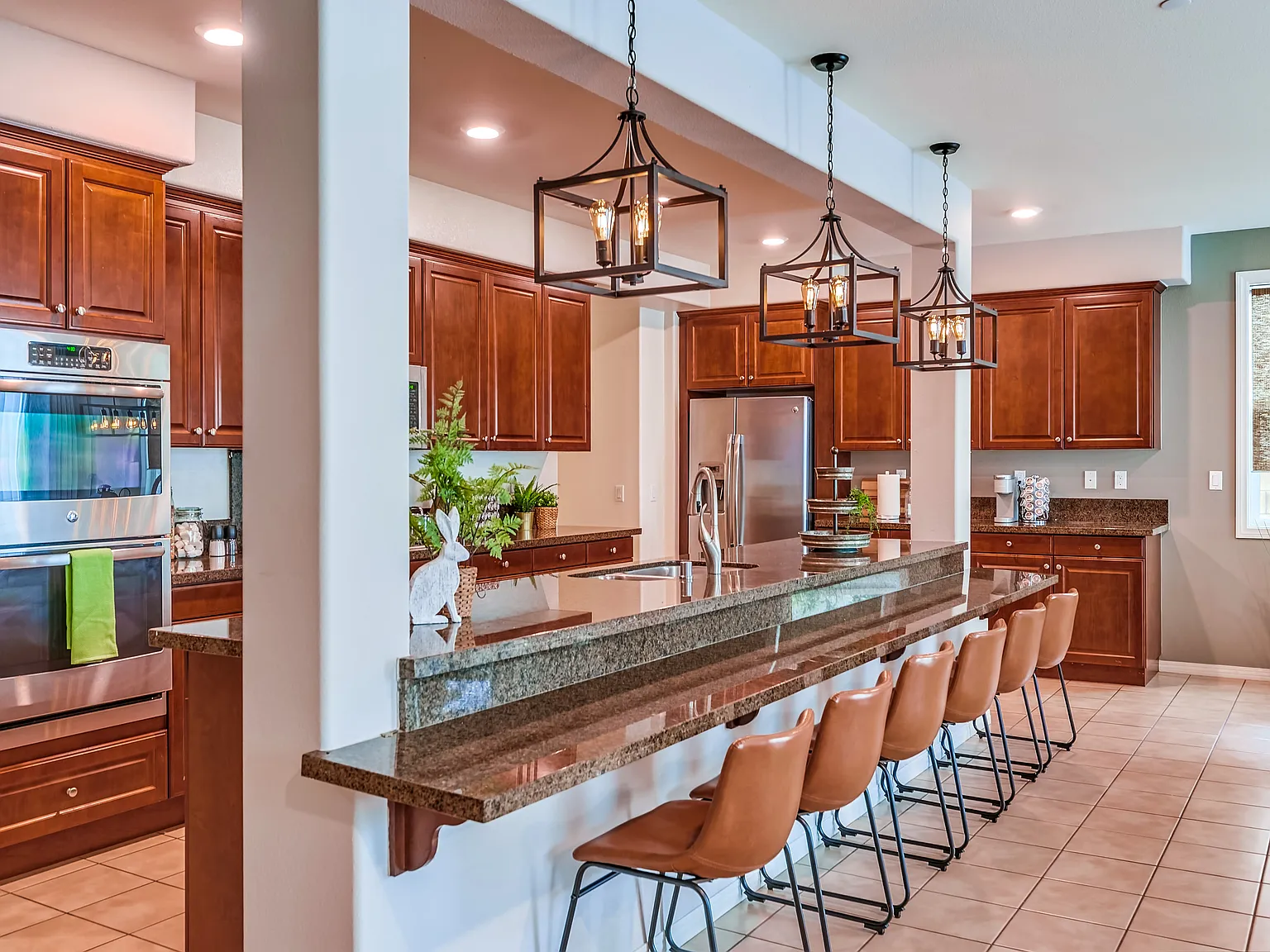 5 bed, 4.5 bath, 4282 sqft, $7,800 — Photo 1