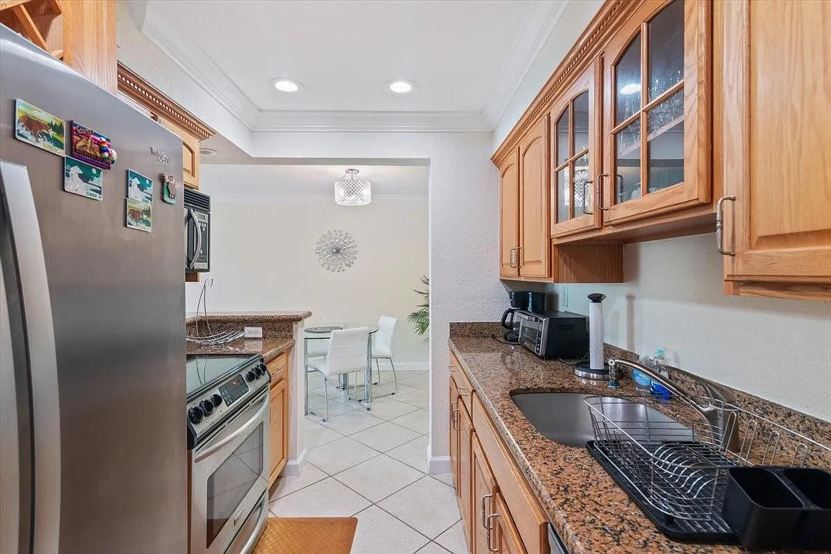2 bed, 2.0 bath, 960 sqft, $3,200 — Photo 2