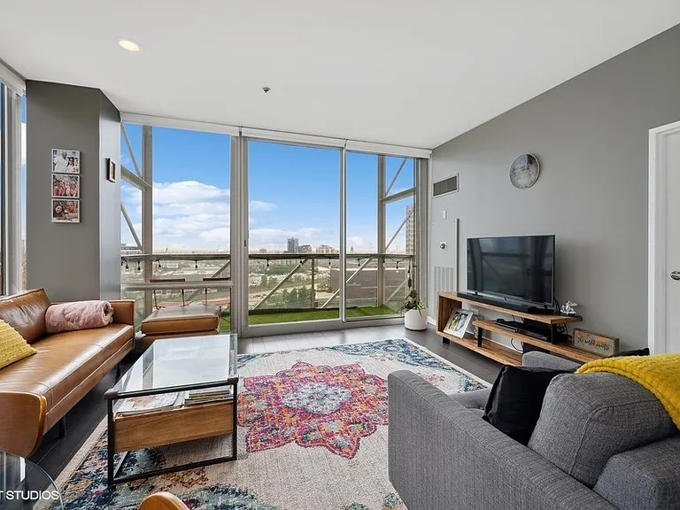 653 N Kingsbury St #1401 — Photo 4