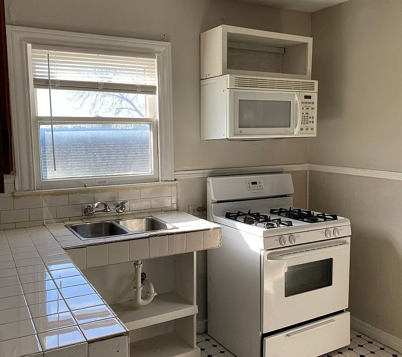 1st image of 237 Pershing Ave APT 3