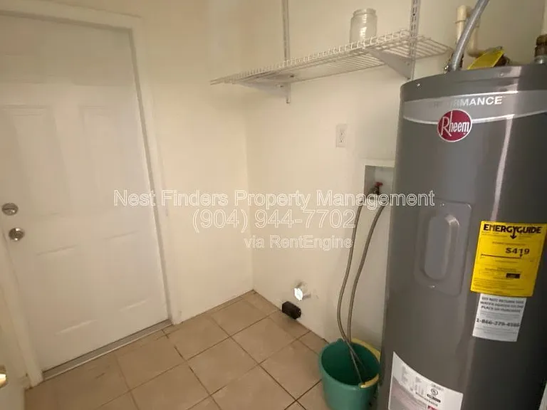 908 Helen St — Photo 17