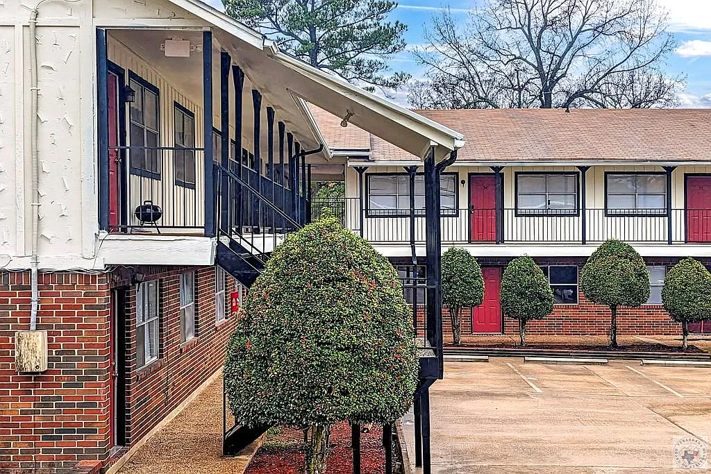 2 bed, 1.0 bath, $750 — Photo 2