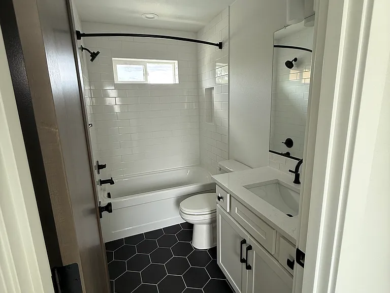 8 N Morgan St #B — Photo 11