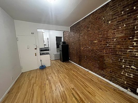 1st image of 250 W 20th St #1R