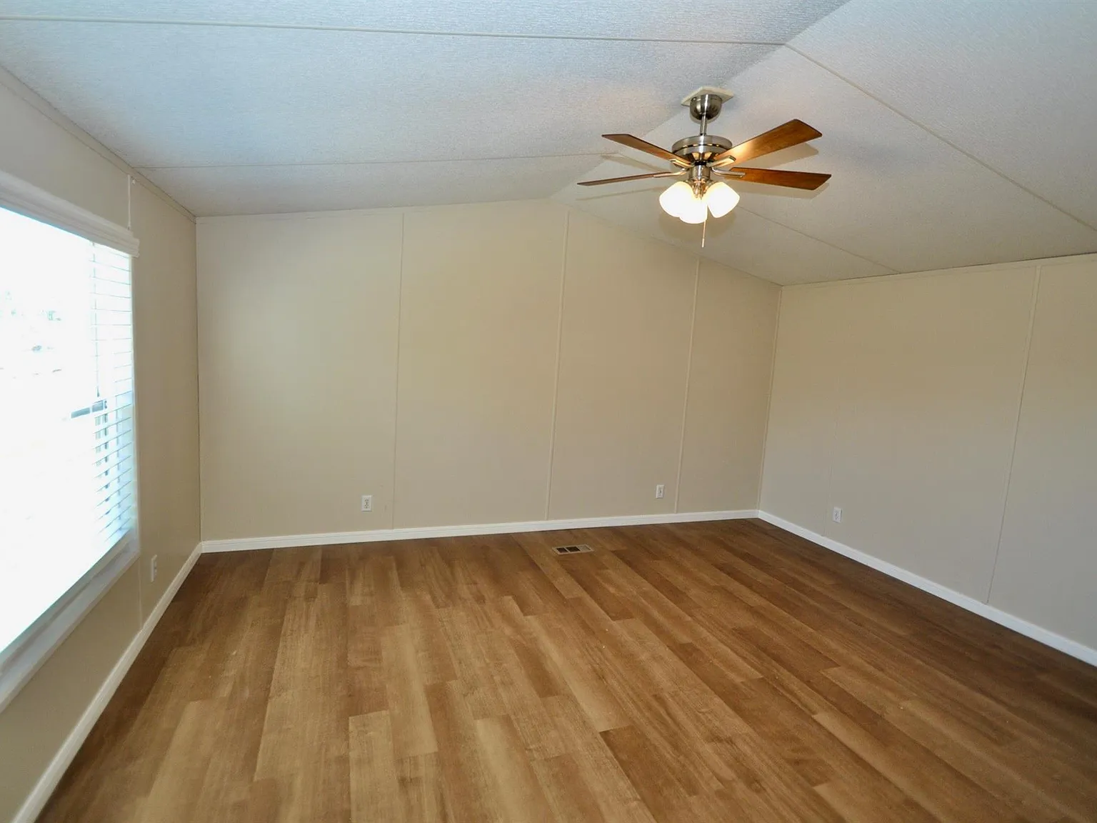 3 bed, 2.0 bath, 1311 sqft, $1,400 — Photo 2