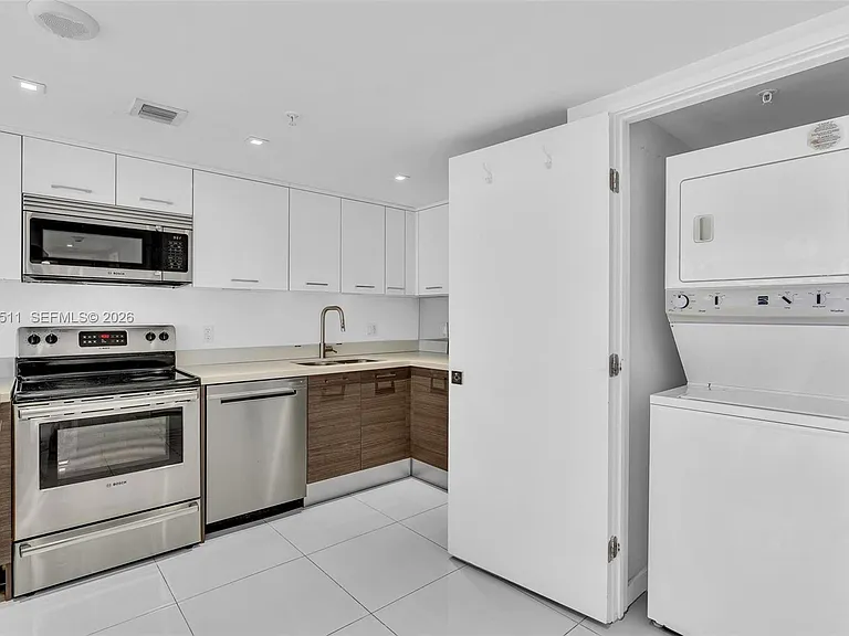 9901 E Bay Harbor Dr #802 — Photo 3
