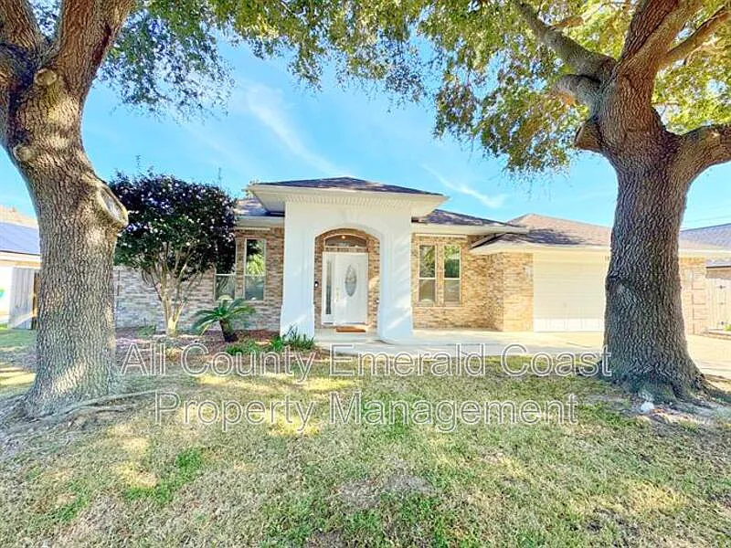3 bed, 2.0 bath, 2080 sqft, $4,000 — Photo 2