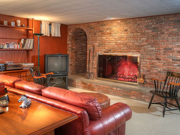 Lower level game room or ofc