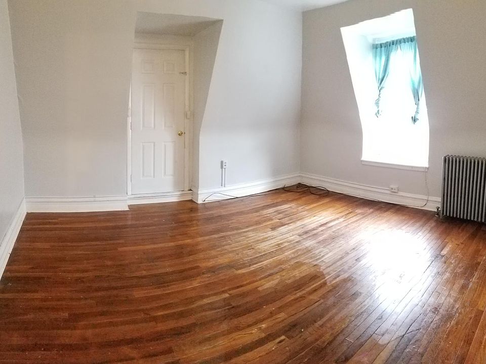 Bedroom 1, door leads out do balcony