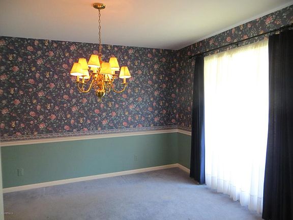 2nd image of 998 Parkridge Cir W