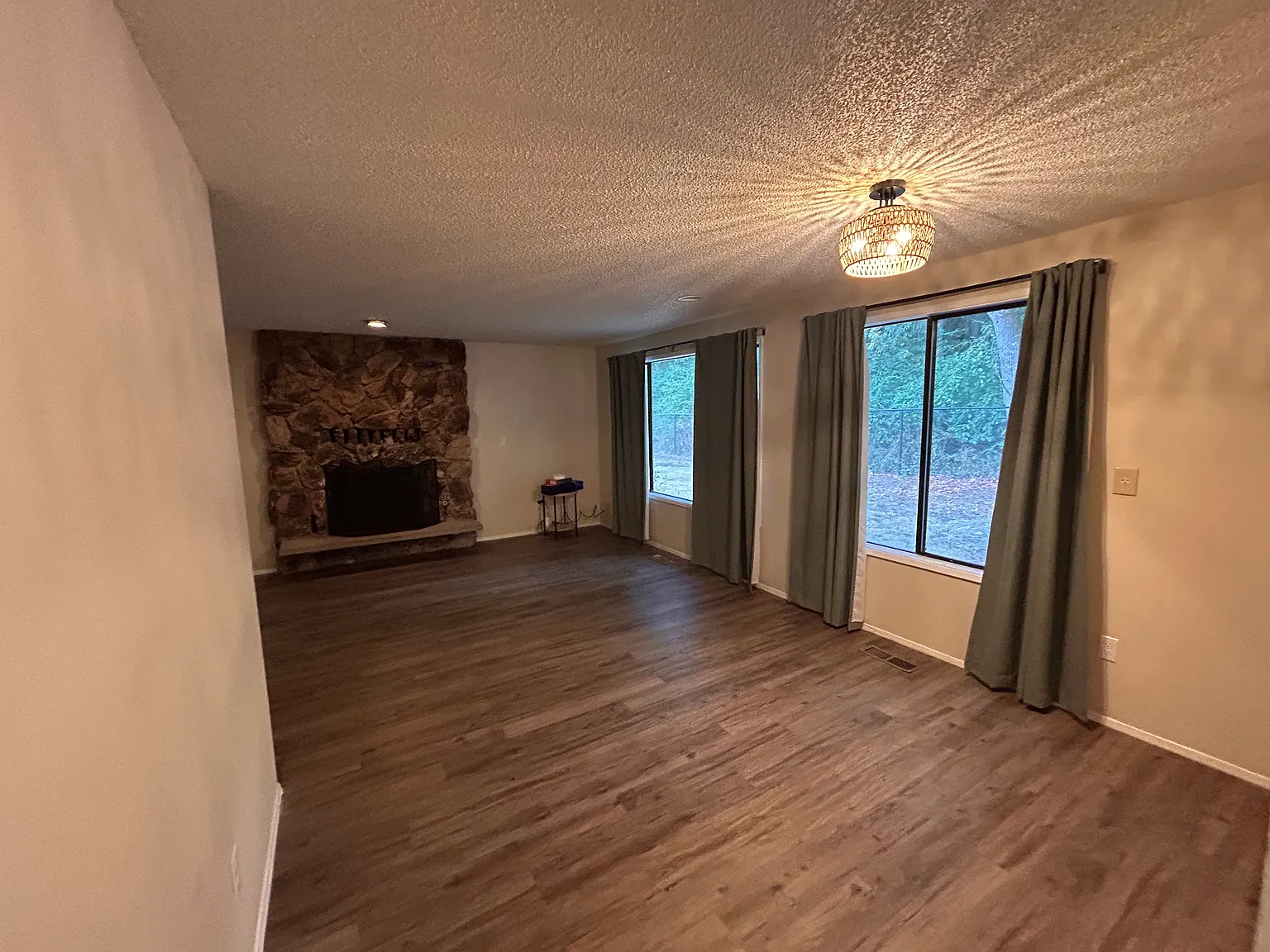 4 bed, 1996 sqft, $2,600 — Photo 3