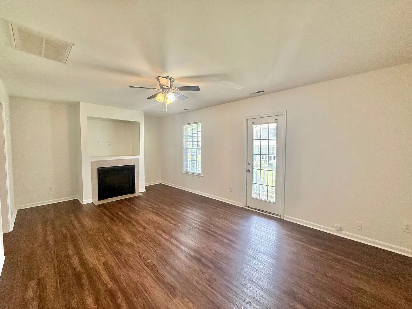 Charming 3BD, 2.5BA Clayton Townhome Only 15 Minutes from White Oak Crossing — Photo 3