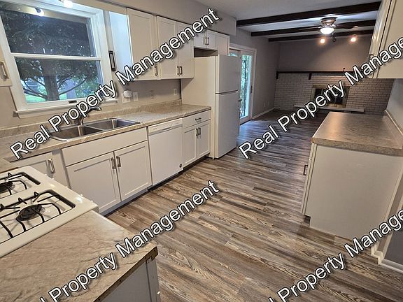 3rd image of 2205 Dixon Dr N