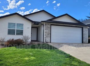 601 SE Rose Ridge Dr, Winston, OR 97496